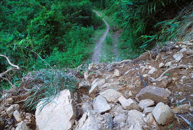  Hàng trăm khối đất, đá từ vách ta-luy dương đổ xuống khiến giao thông trên tuyến đường vào Na Ngân bị chia cắt hoàn toàn. Ảnh: Xuân Tiến - TTXVN 