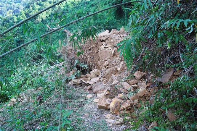Đá và cây rừng đổ xuống, phủ kín mặt đường trên con đường độc đạo vào bản Na Ngân (xã Nga My, tỉnh Nghệ An). Ảnh: Xuân Tiến - TTXVN 