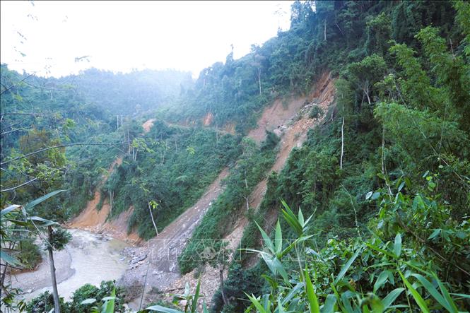 Khung cảnh núi rừng trên con đường vào bản Na Ngân bị loang lổ, nham nhở bởi những vụ sạt lở, sụt trượt đất đá kéo theo những khoảng rừng xanh xuống vực sâu. Ảnh: Xuân Tiến - TTXVN 