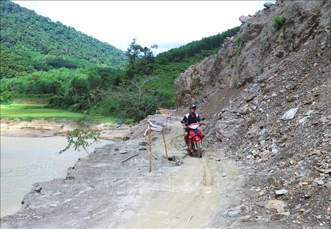 Một điểm sạt lở vách núi và sụt trượt ta-luy âm trên con đường độc đạp đi vào các bản Canh, Xốp Kho, Na Kho, Na Ngân (xã Nga My, tỉnh Nghệ An) chỉ phương tiện xe máy mới có thể lưu thông trong điều kiện rất khó khăn, nguy hiểm. Ảnh: Xuân Tiến - TTXVN 
