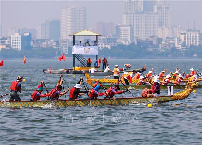 Phần thi bơi chải thuyền rồng. Ảnh: Khánh Hoà - TTXVN