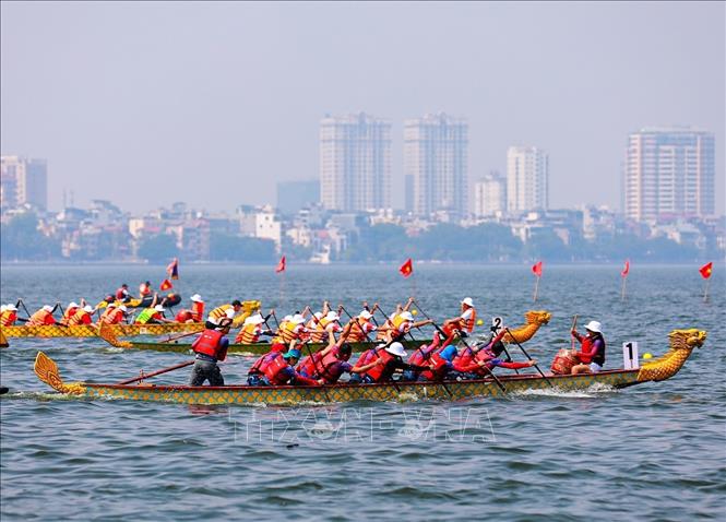 Phần thi bơi chải thuyền rồng. Ảnh: Khánh Hoà - TTXVN