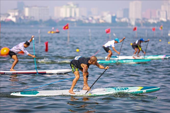 Phần thi chèo ván SUP của các vận động viên. Ảnh: Khánh Hoà - TTXVN