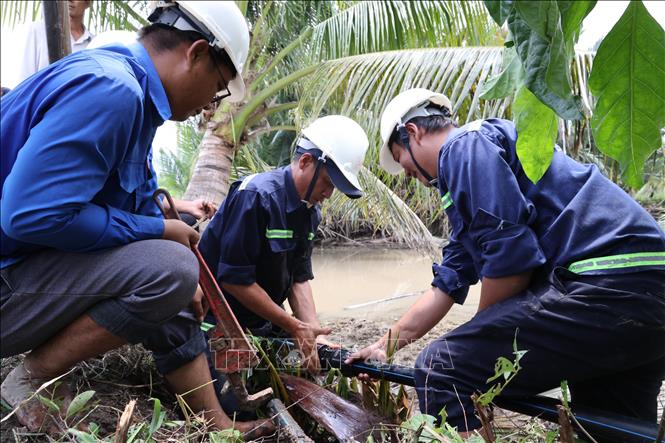 Công nhân Xí nghiệp Cấp nước Cần Giờ thi công, lắp đặt đường ống cấp nước sạch cho người dân ở cù lao Mỹ Khánh, xã Bình Khánh. Ảnh: Anh Tuấn – TTXVN