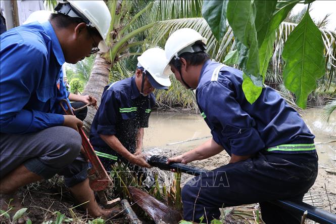 Công nhân Xí nghiệp Cấp nước Cần Giờ thi công, lắp đặt đường ống cấp nước sạch cho người dân ở cù lao Mỹ Khánh, xã Bình Khánh. Ảnh: Anh Tuấn – TTXVN