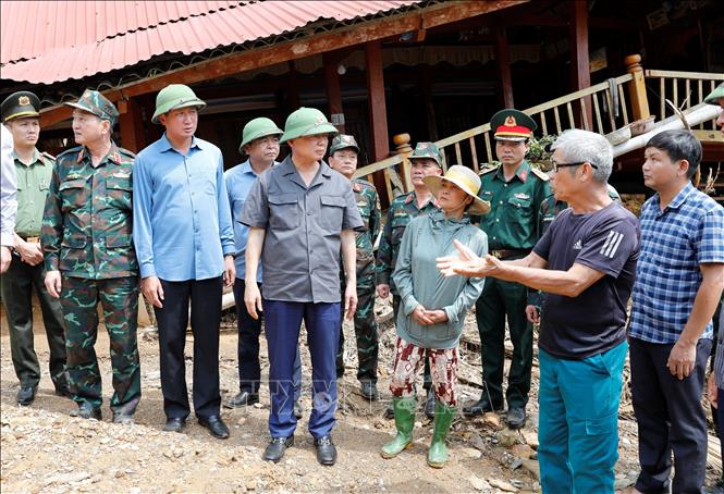 Phó Thủ tướng Trần Hồng Hà trực tiếp thăm hỏi, động viên người dân xã Việt Hồng, tỉnh Lào Cai bị ảnh hưởng do cơn bão số 10. Ảnh: Tuấn Anh - TTXVN