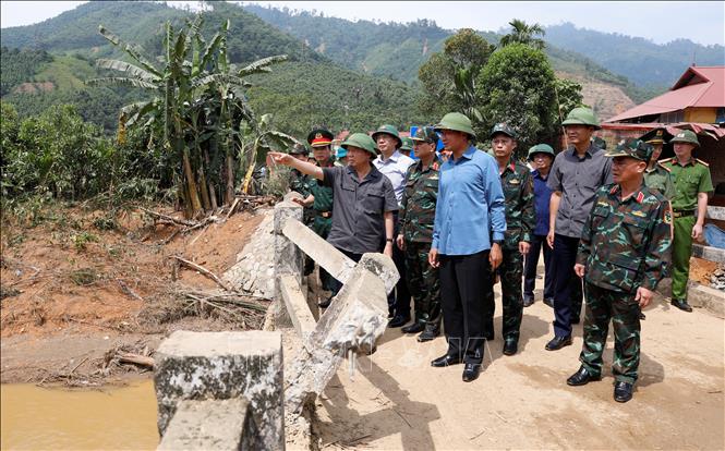 Phó Thủ tướng Trần Hồng Hà cùng đoàn công tác kiểm tra công tác khắc phục số bão 10 và ứng phó với cơn bão số 11 tại xã Việt Hồng, tỉnh Lào Cai. Ảnh: Tuấn Anh – TTXVN 