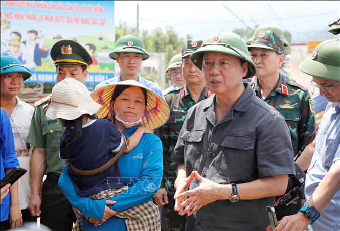 Phó Thủ tướng Trần Hồng Hà thăm hỏi, động viên người dân xã Việt Hồng. Ảnh: Tuấn Anh – TTXVN 
