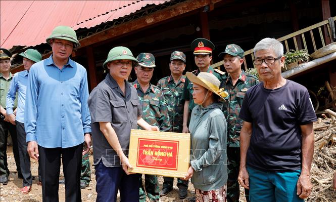 Phó Thủ tướng Trần Hồng Hà đến thăm hỏi, động viên và trao quà hỗ trợ cho gia đình ông Nguyễn Văn Tuấn tại thôn bản Chao, xã Việt Hồng, bị sập nhà hoàn toàn do cơn bão số 10 vừa qua. Ảnh: Tuấn Anh - TTXVN