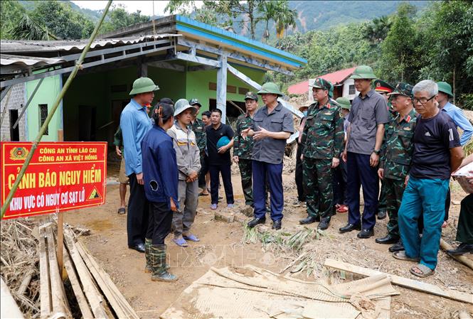 Phó Thủ tướng thăm hỏi, động viên, tặng quà nhân dân bị ảnh hưởng; chia sẻ mất mát với những gia đình bị thiệt hại nặng do cơn bão số 10 gây ra. Ảnh: Tuấn Anh - TTXVN 