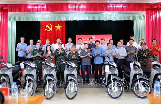 Phó Thủ tướng Trần Hồng Hà dự chương trình của Ủy ban Mặt trận Tổ quốc Việt Nam tỉnh Lào Cai trao tặng xe máy cho 13 xã bị thiệt hại do cơn bão số 10 gây ra. Ảnh: Tuấn Anh – TTXVN 