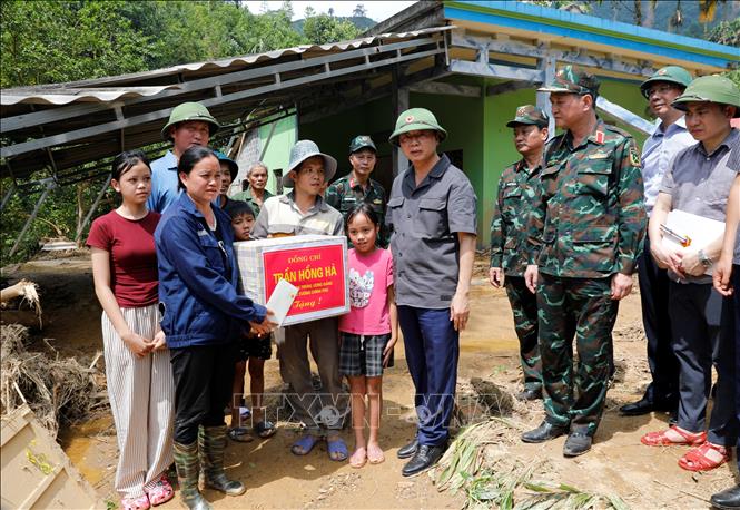 Phó Thủ tướng Trần Hồng Hà thăm hỏi, động viên và trao quà hỗ trợ cho gia đình ông Nguyễn Văn Ngọc tại thôn bản Chao, xã Việt Hồng. Ảnh: Tuấn Anh - TTXVN 