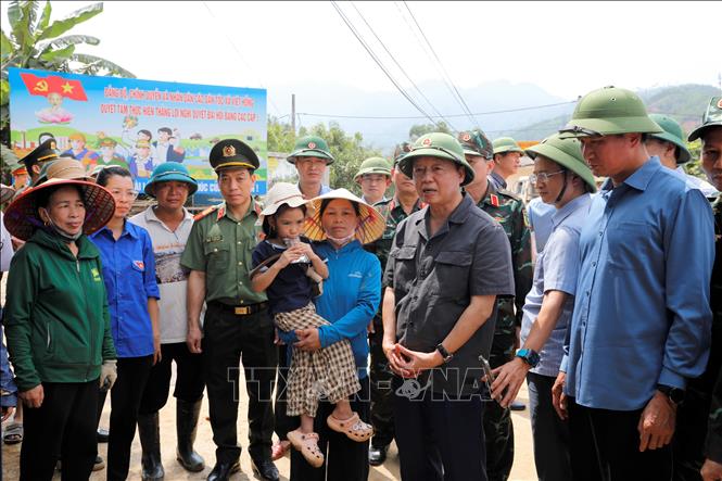 Phó Thủ tướng Trần Hồng Hà trực tiếp thăm hỏi, động viên người dân xã Việt Hồng, tỉnh Lào Cai bị ảnh hưởng do cơn bão số 10. Ảnh: Tuấn Anh - TTXVN