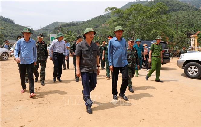 Phó Thủ tướng Trần Hồng Hà đến kiểm tra công tác khắc phục thiệt hại do cơn bão số 10 và công tác ứng phó với cơn bão số 11 tại xã Việt Hồng, tỉnh Lào Cai. Ảnh: Tuấn Anh - TTXVN
