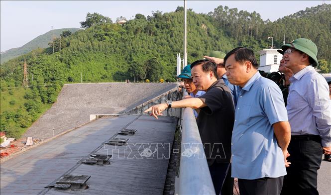 Phó Thủ tướng Trần Hồng Hà kiểm tra công tác ứng phó với cơn bão số 11 tại Công ty Cổ phần thuỷ điện Thác Bà. Ảnh: Tuấn Anh – TTXVN 