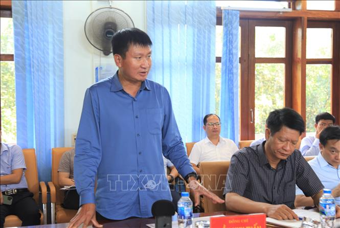 Chủ tịch UBND tỉnh Lào Cai Trần Huy Tuấn báo cáo với đoàn công tác của Phó thủ tướng về thiệt hại do bão số 10 gây ra và những biện pháp ứng phó với cơn bão số 11. Ảnh: Tuấn Anh - TTXVN