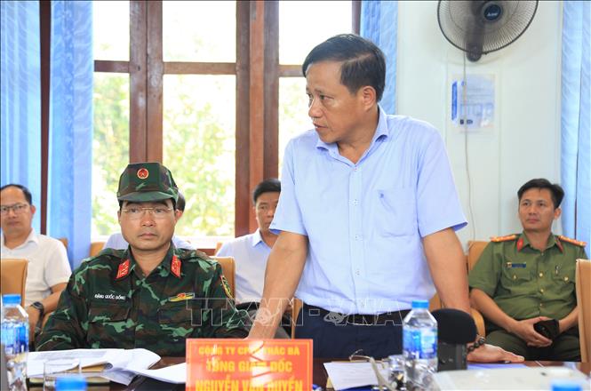 Ông Nguyễn Văn Quyền, Tổng Giám đốc Công ty Cổ phần thuỷ điện Thác Bà báo cáo công tác ứng phó với cơn bão số 11. Ảnh: Tuấn Anh – TTXVN 