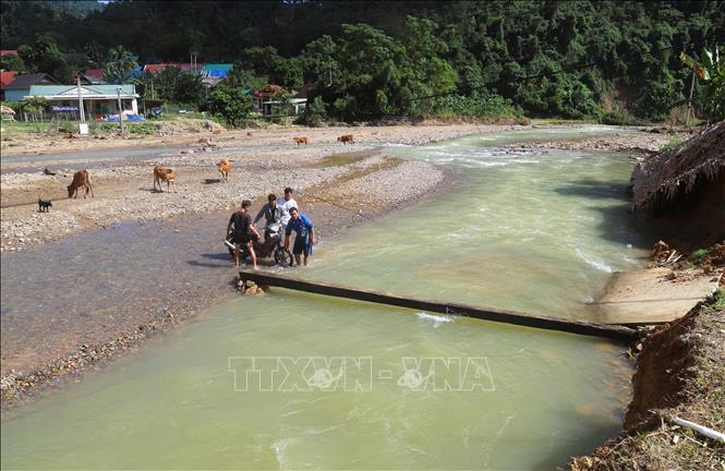 Trước đây lòng suối Nậm Ngân đoạn chảy giữa bản chỉ rộng khoảng hơn 10m, sau khi lũ ống, lũ quét xảy ra, lòng suối đã mở rộng lên gấp 5 lần và thay đổi dòng chảy. Ảnh: Xuân Tiến - TTXVN