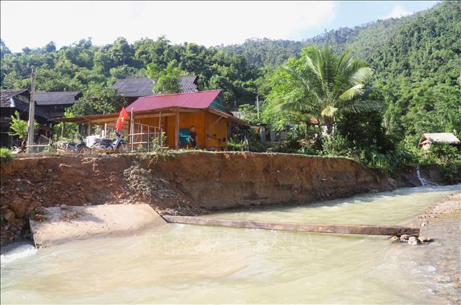 Vị trí cây cầu gỗ bắc qua suối Nậm Ngân nối liền 2 cụm dân cư trong bản đã bị lũ ống, lũ quét cuốn trôi hoàn toàn trong rạng sáng ngày 29/9 khiến hai cụm dân cư của bản bị chia cắt. Ảnh: Xuân Tiến - TTXVN 