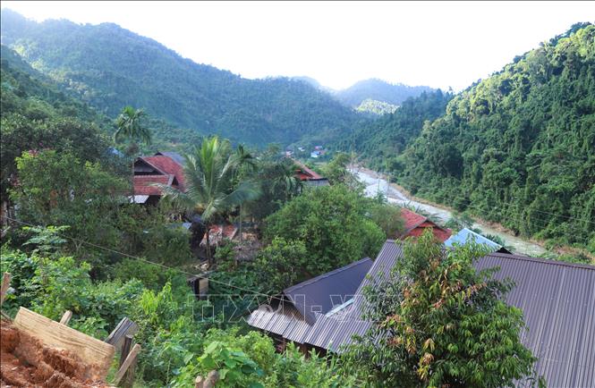  Bản Na Ngân nằm lọt thỏm giữa thung lũng, bao bọc xung quanh là đại ngàn Pù Huống và dãy Pù Hiêng. Ảnh: Xuân Tiến - TTXVN