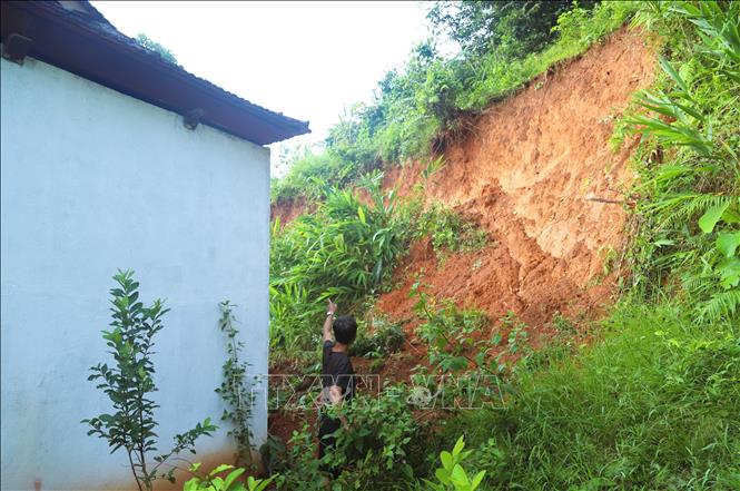 Nhà anh Kha Văn Luận ngay cửa ngõ cửa bản Na Ngân đã bị sạt lở vách ta-luy dương phía sau nhà. Ảnh: Xuân Tiến - TTXVN 