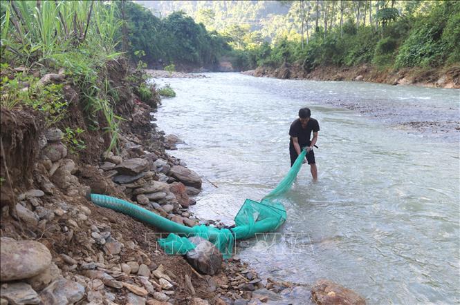 Suối Nậm Ngân bị lũ ống, lũ quét làm xói lở, xâm thực vào bờ ao gần 10m làm biến dạng hoàn toàn khu vực bờ suối. Ảnh: Xuân Tiến - TTXVN 