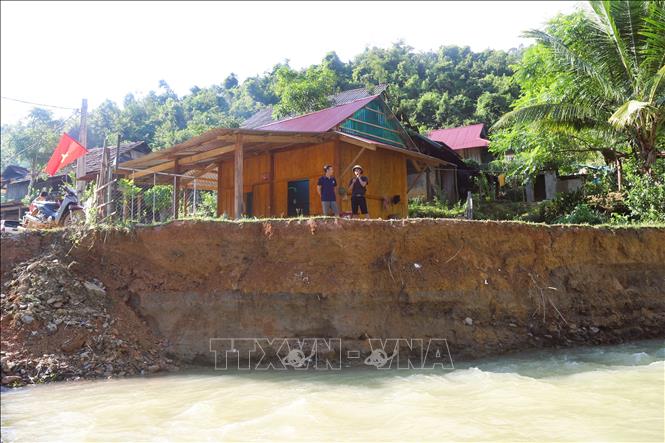 Suối Nậm Ngân đoạn giữa bản ăn xâm thực dữ dội, ăn sâu vào bờ gần 10m khiến một ngôi nhà đối diện với nguy cơ sạt lở rất cao. Ảnh: Xuân Tiến - TTXVN 