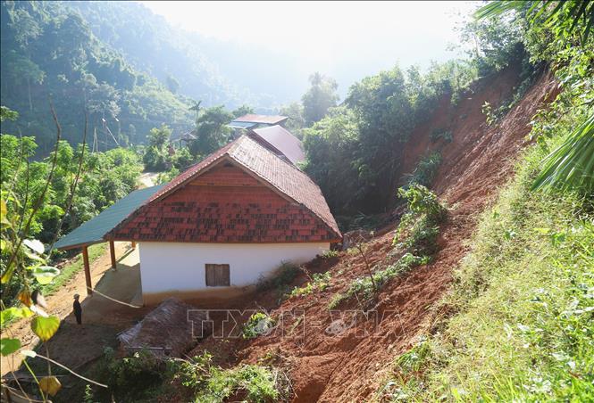 Nhiều nhà dân ở vị trí dưới cung sạt lở, sụt trượt vách ta-luy dương rất nguy hiểm. Ảnh: Xuân Tiến - TTXVN 
