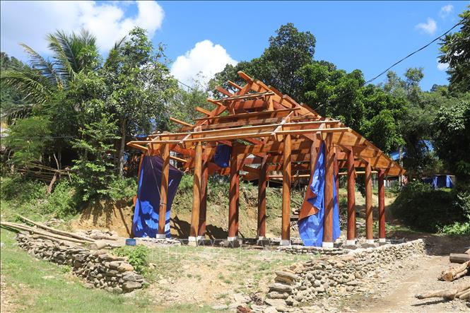 Nhiều ngôi nhà thuộc Chương trình xóa nhà tạm, nhà dột nát trong bản vẫn chưa thể lợp mái do đường giao thông bị hỏng từ đợt bão số 5, xe chở vật liệu không thể vào bản. Ảnh: Xuân Tiến - TTXVN