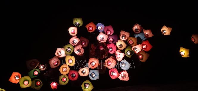 Kinh xáng Xà No rực rỡ sắc màu của hoa đăng. Ảnh: Duy Khương - TTXVN