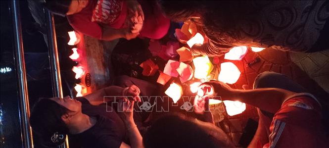 Người dân phường Vị Tân, thành phố Cần Thơ thả hoa đăng trên kinh xáng Xà No. Ảnh: Duy Khương - TTXVN