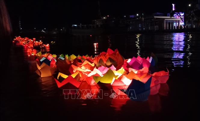 Hoa đăng trên kinh xáng Xà No. Ảnh: Duy Khương - TTXVN