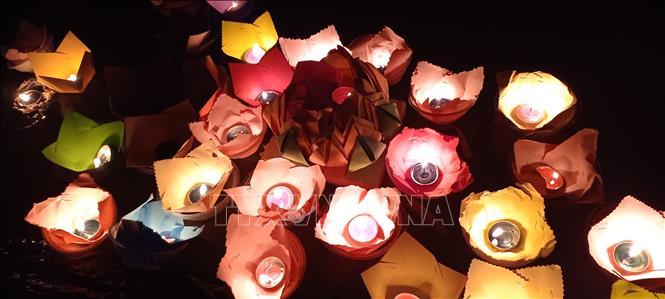 Kinh xáng Xà No rực rỡ sắc màu của hoa đăng. Ảnh: Duy Khương - TTXVN