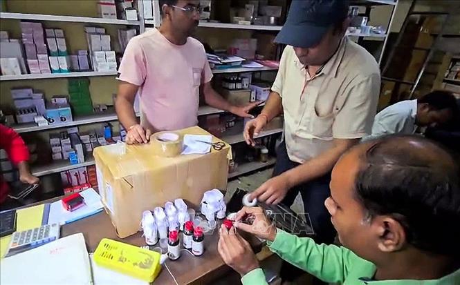 Lực lượng chức năng kiểm tra sirô tại một công ty dược ở Chhindwara, Ấn Độ, ngày 5/10/2025. Ảnh: ANI/TTXVN