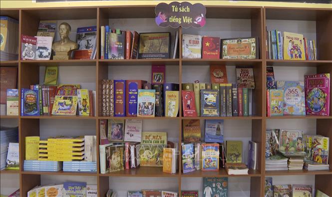 Home to more than 500 Vietnamese-language books, the Vietnamese Bookcase at Phat Tich Pagoda in Vientiane has become a familiar destination for students of the pagoda’s free Vietnamese classes. VNA Photo