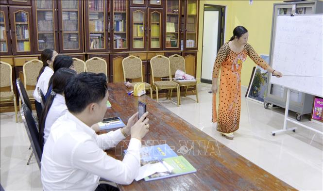 The Vietnamese classes at Phat Tich Pagoda are unique in that all teachers are volunteers – Vietnamese nationals living and working in Laos. VNA Photo