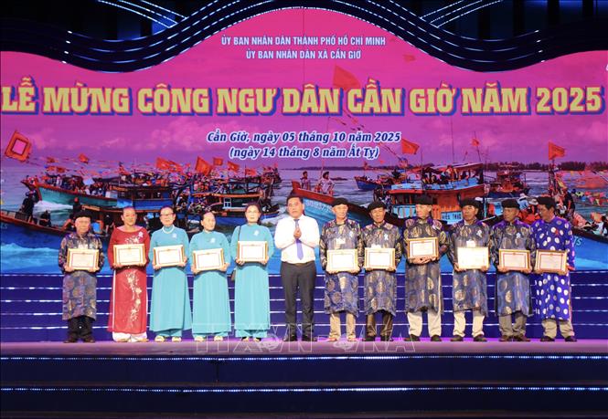 Ủy ban nhân dân xã Cần Giờ trao tặng giấy khen cho các tập thể, cá nhân tham gia hoạt động tôn tạo, trùng tu Lăng Ông Thủy Tướng. Ảnh: Thu Hương - TTXVN