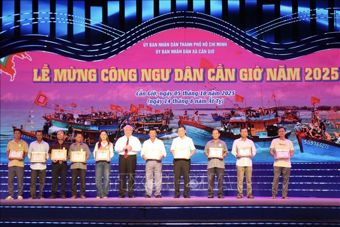 Ủy ban nhân dân xã Cần Giờ trao tặng giấy khen cho các tập thể, cá nhân có thành tích xuất sắc trong nuôi trồng, đánh bắt thủy sản. Ảnh: Thu Hương - TTXVN