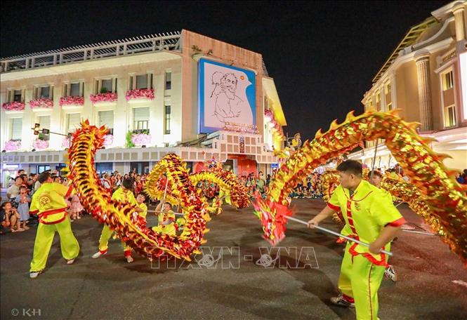 A Mid-Autumn dragon dance and lantern parade is held at the Hoan Kiem Lake in Hanoi. VNA Photo