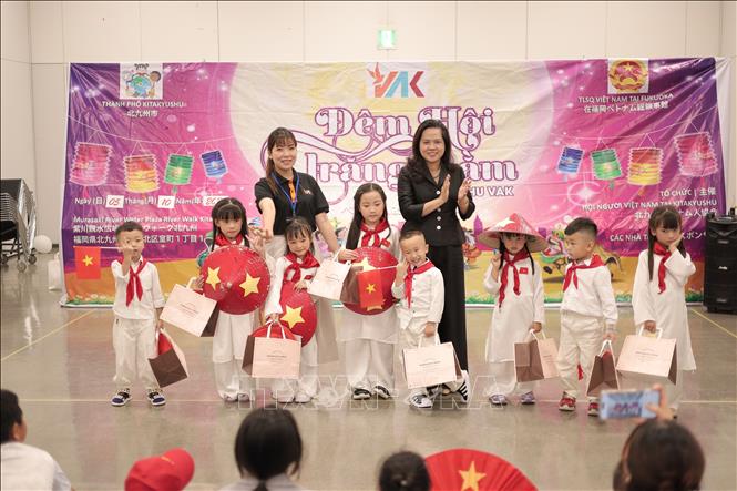 Tổng Lãnh sự Vũ Chi Mai chụp ảnh cùng các em nhỏ trong tiết mục 