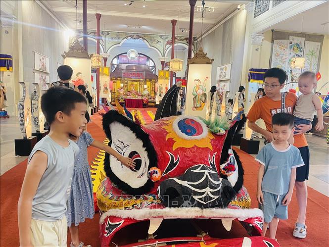 A paper mache lion head and other Mid-Autumn traditional toys are on display at the Cultural Centre in Hang Buom street of Hanoi. VNA Photo
