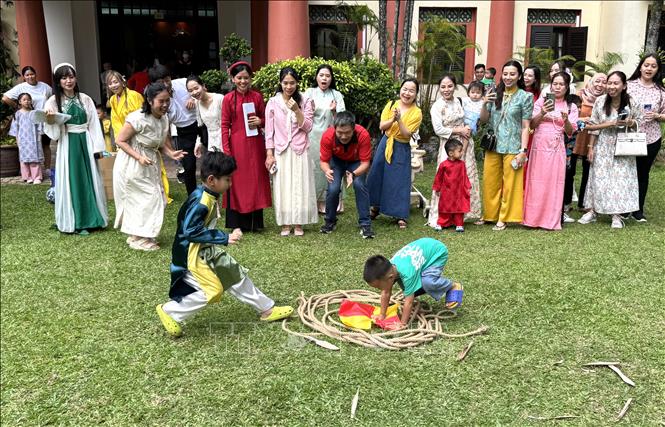 Các em nhỏ hăng hái tham gia chơi cướp cờ trong “Đêm hội Trăng rằm”. Ảnh: Viên Luyến - PV TTXVN tại Malaysia