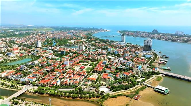 Đồng Hới – trung tâm tỉnh lỵ của tỉnh Quảng Trị - đang trở thành điểm nhấn trong chiến lược phát triển không gian đô thị ven biển, hướng đến mô hình đô thị sinh thái, hiện đại và đáng sống của miền Trung. Ảnh: Nguyên Linh-TTXVN