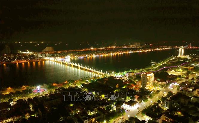 Để mở rộng không gian đô thị hướng biển, những năm qua tỉnh Quảng Trị đã đầu tư nhiều công trình hạ tầng trọng điểm kết nối phường Đồng Hới với khu vực Bảo Ninh. Ảnh: Nguyên Linh-TTXVN