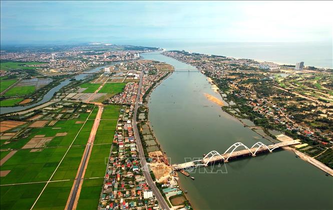 Dòng sông Nhật Lệ chạy qua Đồng Hới có 3 cây cầu bắc qua bán đảo Bảo Ninh, mở ra không gian phát triển mới cho đô thị trung tâm, đồng thời tạo động lực phát triển chuỗi đô thị ven biển phía đông Đồng Hới. Ảnh: Nguyên Linh-TTXVN