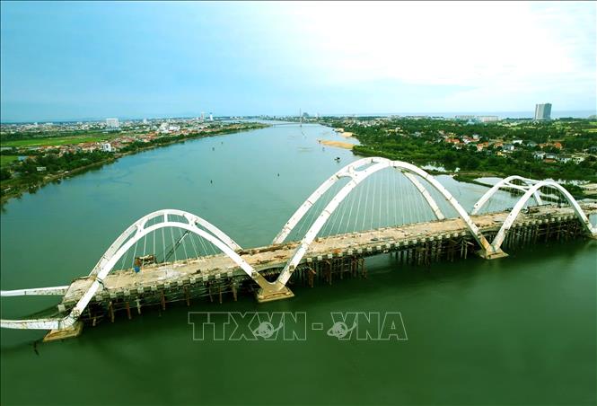 Cầu Nhật Lệ 3 dài 561 m, khi hoàn thành vào cuối năm 2025, công trình này sẽ nối hai bờ sông Nhật Lệ, mở ra không gian phát triển mới cho đô thị trung tâm, đồng thời tạo động lực phát triển chuỗi đô thị ven biển phía đông Đồng Hới. Ảnh: Nguyên Linh-TTXVN