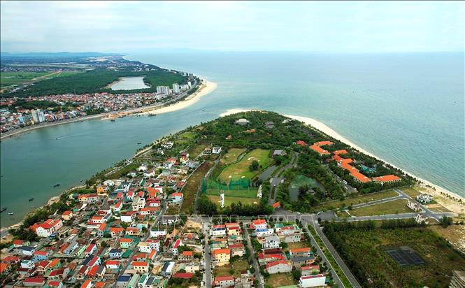 Cửa biển Đồng Hới – nơi hợp lưu giữa sông Nhật Lệ và biển Đông - đang trở thành trung tâm phát triển mới của tỉnh Quảng Trị.  Ảnh: Nguyên Linh-TTXVN