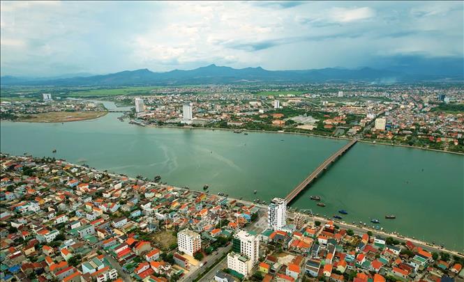 Để mở rộng không gian đô thị hướng biển, những năm qua tỉnh Quảng Trị đã đầu tư nhiều công trình hạ tầng trọng điểm kết nối phường Đồng Hới với khu vực Bảo Ninh. Ảnh: Nguyên Linh-TTXVN