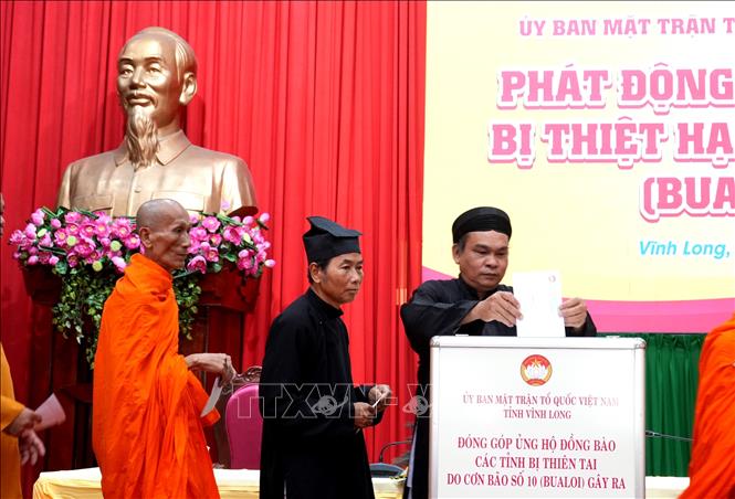 Đại biểu đóng góp ủng hộ đồng bào bị thiệt hại do cơn bão số 10.  Ảnh: Lê Thúy Hằng – TTXVN. 
