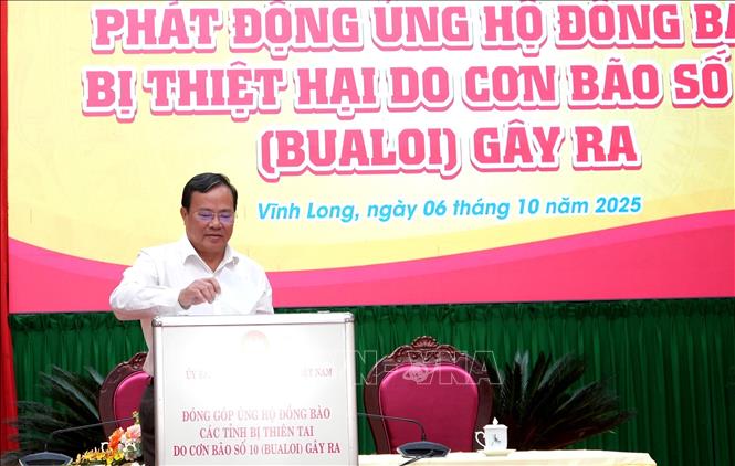 Đồng chí Lê Văn Hẳn, Phó Bí thư Tỉnh ủy, Chủ tịch Ủy ban MTTQ Việt Nam tỉnh, đóng góp ủng hộ đồng bào bị thiệt hại do cơn bão số 10. Ảnh: Lê Thúy Hằng – TTXVN. 